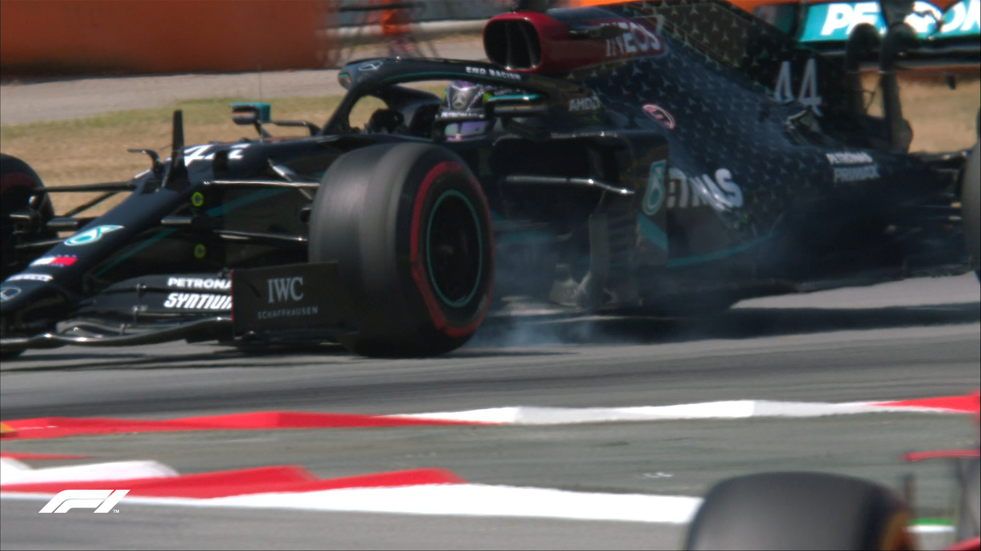 Hamilton nyerte a piros zászlóval leintett utolsó szabadedzést Bottas és Verstappen előtt