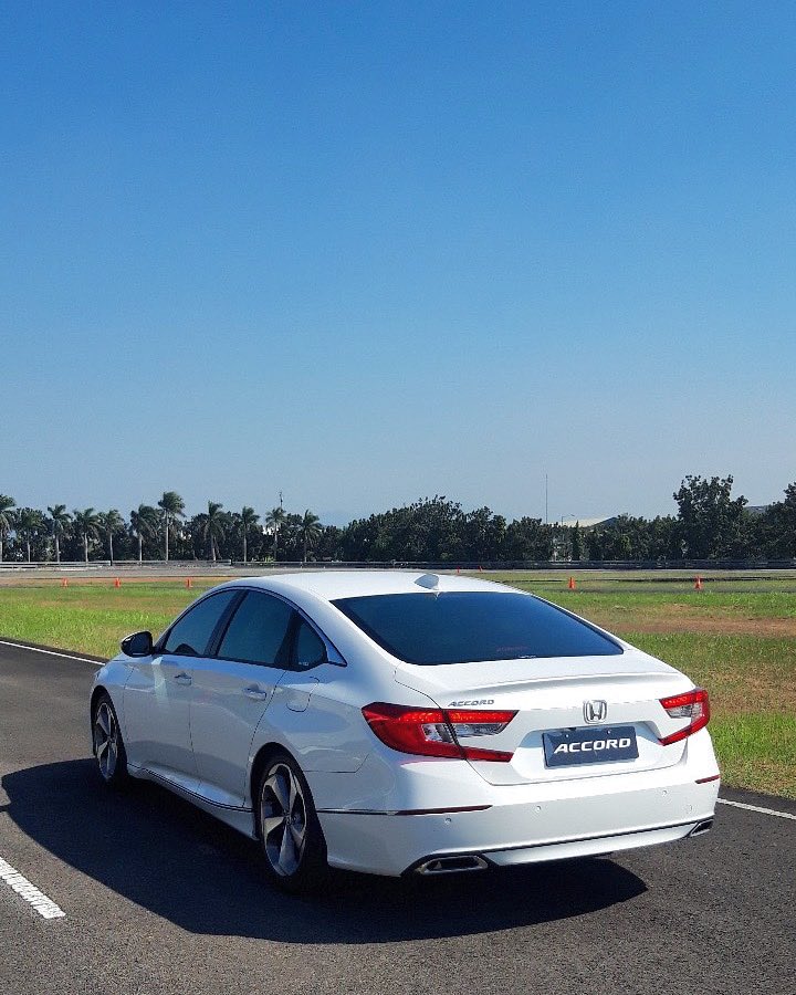 hondaisme's tweet photo. Sporty dan mewah serta dilengkapi dengan garis desain yang elegan untuk memancarkan karakter sedan premium.
Kelebihan apalagi yang kalian sukai dari All New Honda Accord?
#honda #hondaisme #hondacar #mobilhonda #hondaaccord #allnewhondaaccord #drivevolution https://t.co/L1Z6EUopWS