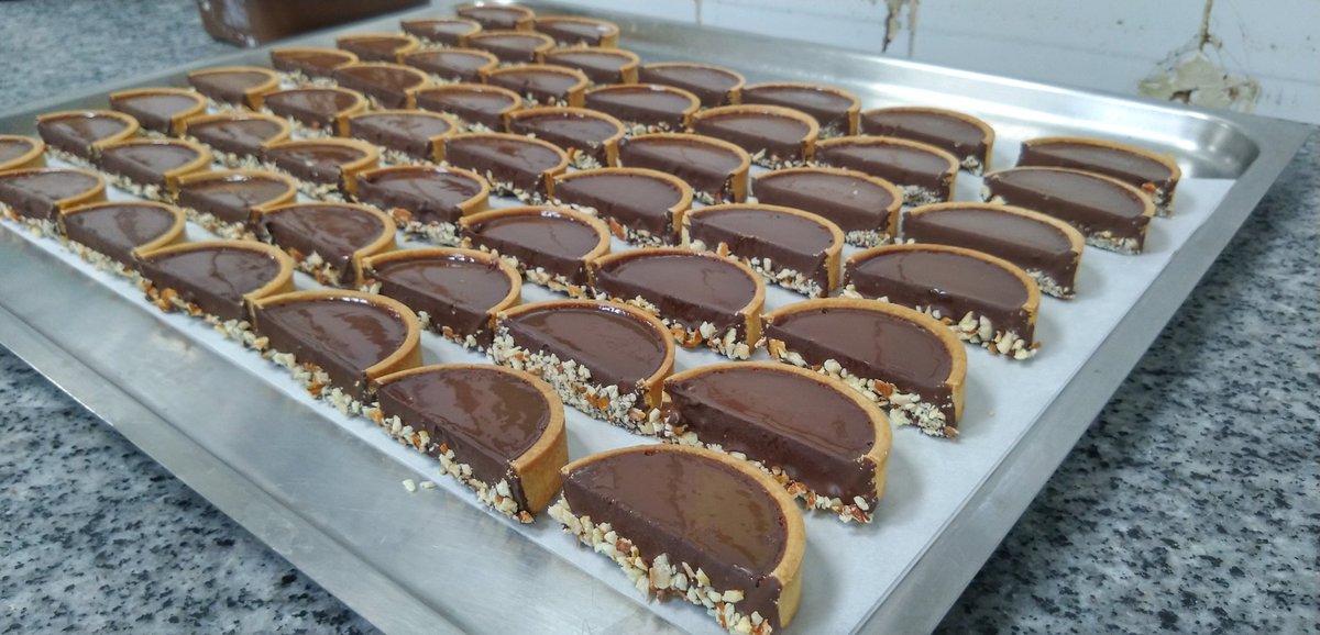 hopeofficial_ps's tweet photo. Today's #artistoftheday / #cookoftheday @/veeren_veeru (insta)
Beautiful and tasty "Chocolate Praline Tart" - contain nuts with french dark chocolate
#tart #chocolate #chocolovers #bakersoftwitter #bake #cooking #cook #aesthetic #chef #Dark #foodie #food #instafood #yummy https://t.co/NgzgeKAP6x
