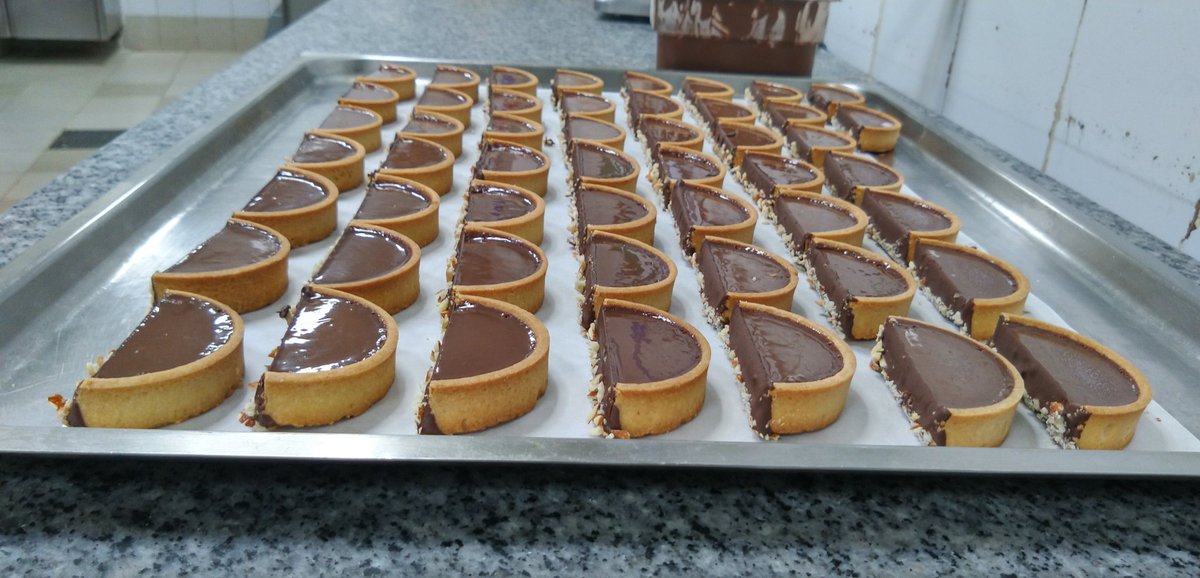 hopeofficial_ps's tweet photo. Today's #artistoftheday / #cookoftheday @/veeren_veeru (insta)
Beautiful and tasty "Chocolate Praline Tart" - contain nuts with french dark chocolate
#tart #chocolate #chocolovers #bakersoftwitter #bake #cooking #cook #aesthetic #chef #Dark #foodie #food #instafood #yummy https://t.co/NgzgeKAP6x