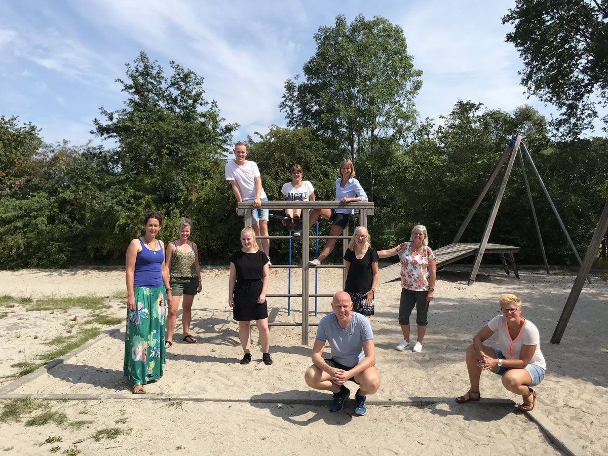 Vanaf maandag as staan we met z’n  allen weer voor jullie klaar en gaan we er samen een mooi schooljaar van maken! (Ontbreken op de foto: Marion, Fenna en Joyce)