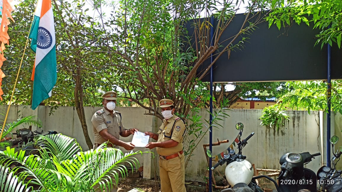 കോവിഡ് -19 മഹാമാരിക്കെതിരെയുള്ള മുന്നണിപ്പോരാളികൾക്ക് വലിയതുറ പോലീസ് സ്റ്റേഷന്റെ ആദരം
