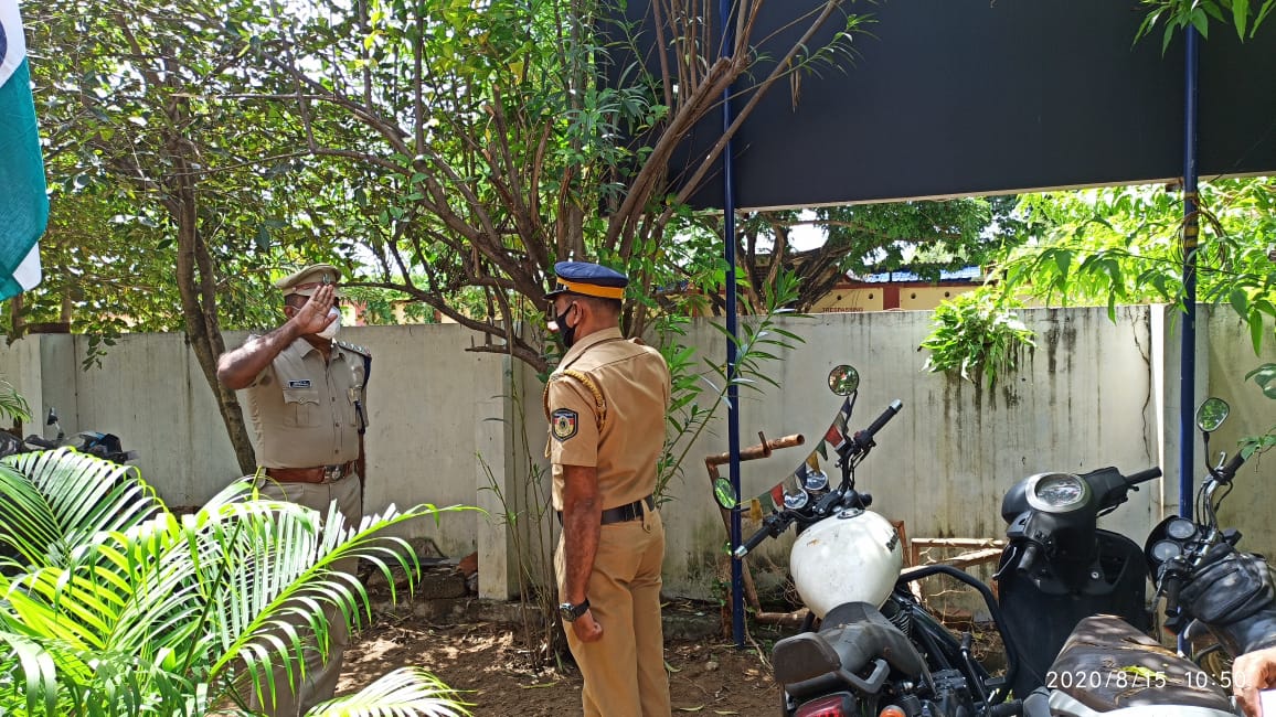 കോവിഡ് -19 മഹാമാരിക്കെതിരെയുള്ള മുന്നണിപ്പോരാളികൾക്ക് വലിയതുറ പോലീസ് സ്റ്റേഷന്റെ ആദരം