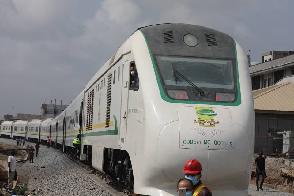 Another Month, another rail inspection by  @ChibuikeAmaechi. This time, the flagship  #LagosIbadanRail, the 158km line between Apapa Port and Ibadan. He’s accompanied by Minister of Information Lai Mohammed, and DG NPA  @hadizabalausman. : Ministry of Transport