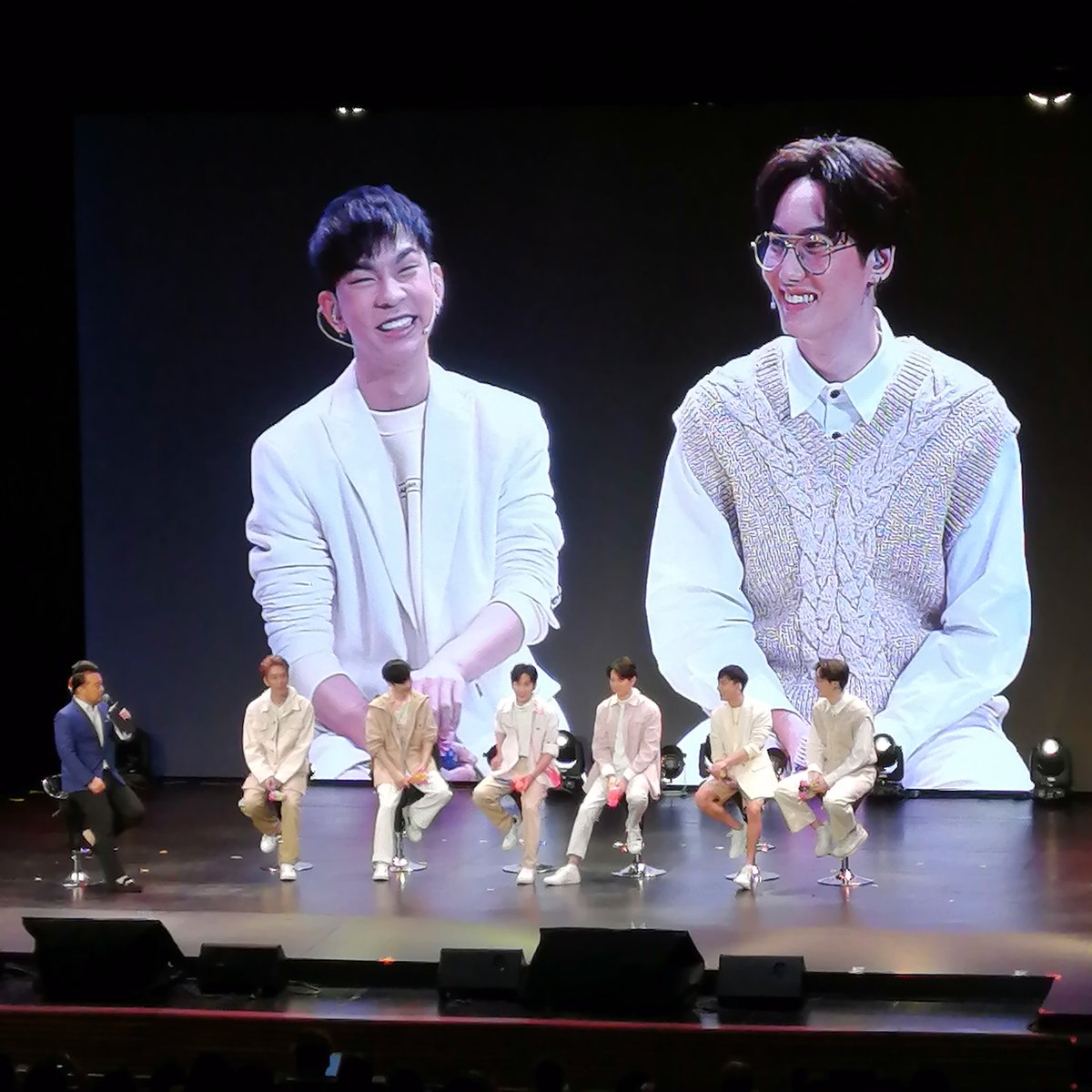 rcrecordchannel's tweet photo. มาให้กำลังใจลูกๆ🧡🧡
Enoflovelivefanmeeting https://t.co/N0VDZ6oxJq