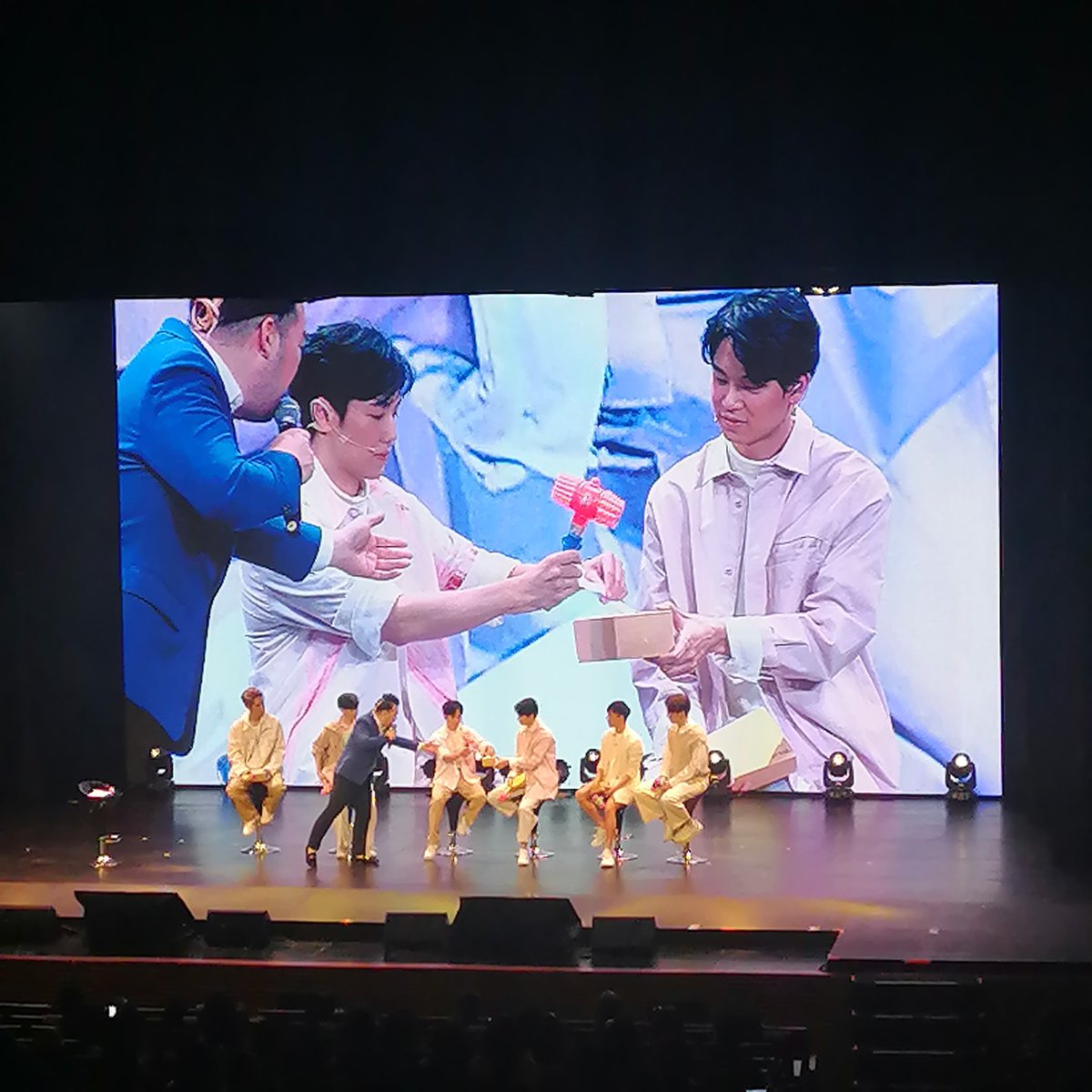rcrecordchannel's tweet photo. มาให้กำลังใจลูกๆ🧡🧡
Enoflovelivefanmeeting https://t.co/N0VDZ6oxJq