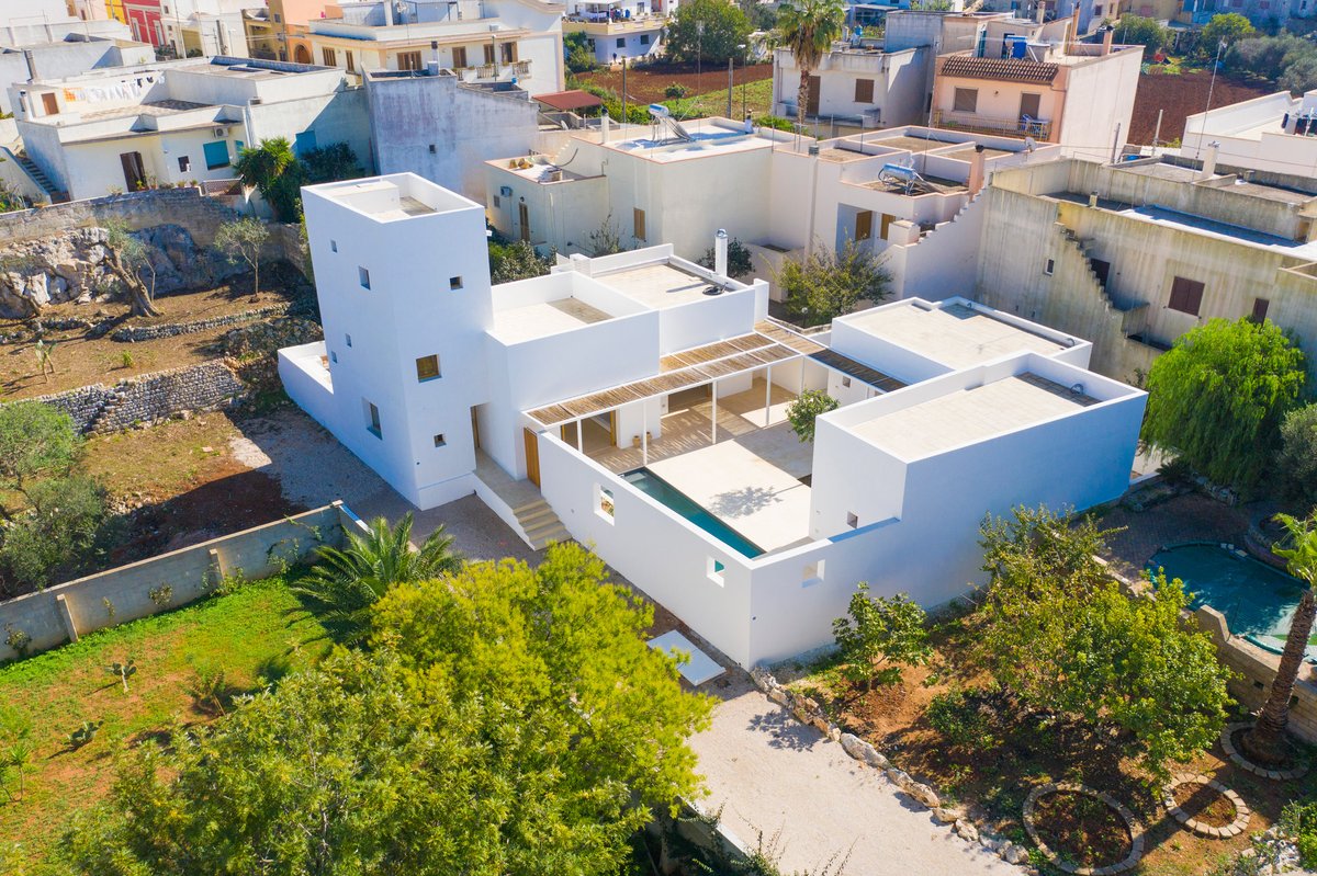 dezeen's tweet photo. The White Tower is a home in Puglia away from the "hustle and bustle" of life in London: https://t.co/WM0PphqKJ0 https://t.co/mv7U1F4tg4