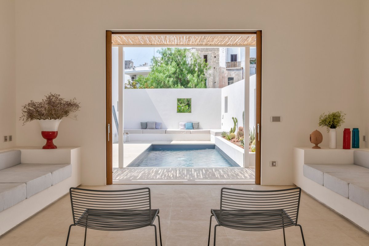 dezeen's tweet photo. The White Tower is a home in Puglia away from the "hustle and bustle" of life in London: https://t.co/WM0PphqKJ0 https://t.co/mv7U1F4tg4