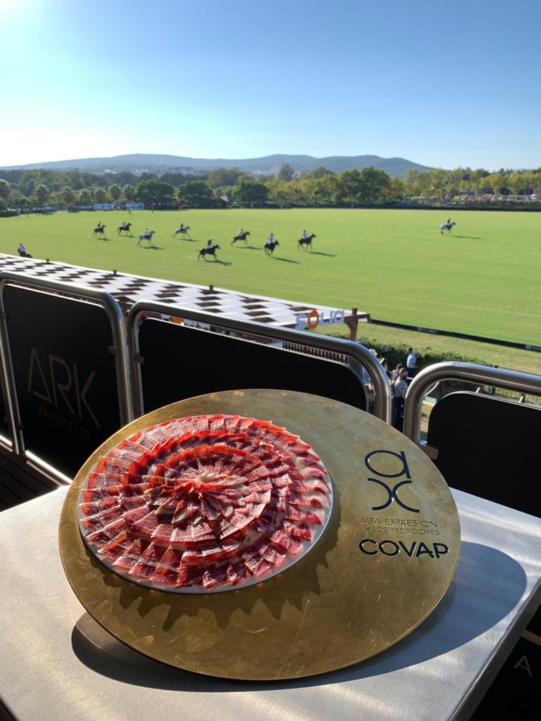 altaexpresion_'s tweet photo. Ayer estuvimos en la Final del 49 Torneo Internacional de Polo Copa Plata en @santamariapoloclub donde los asistentes pudieron disfrutar de nuestro Jamón de bellota 100 Ibérico #AltaExpresión.
#IbericosCOVAP https://t.co/sfG5bGNOVc