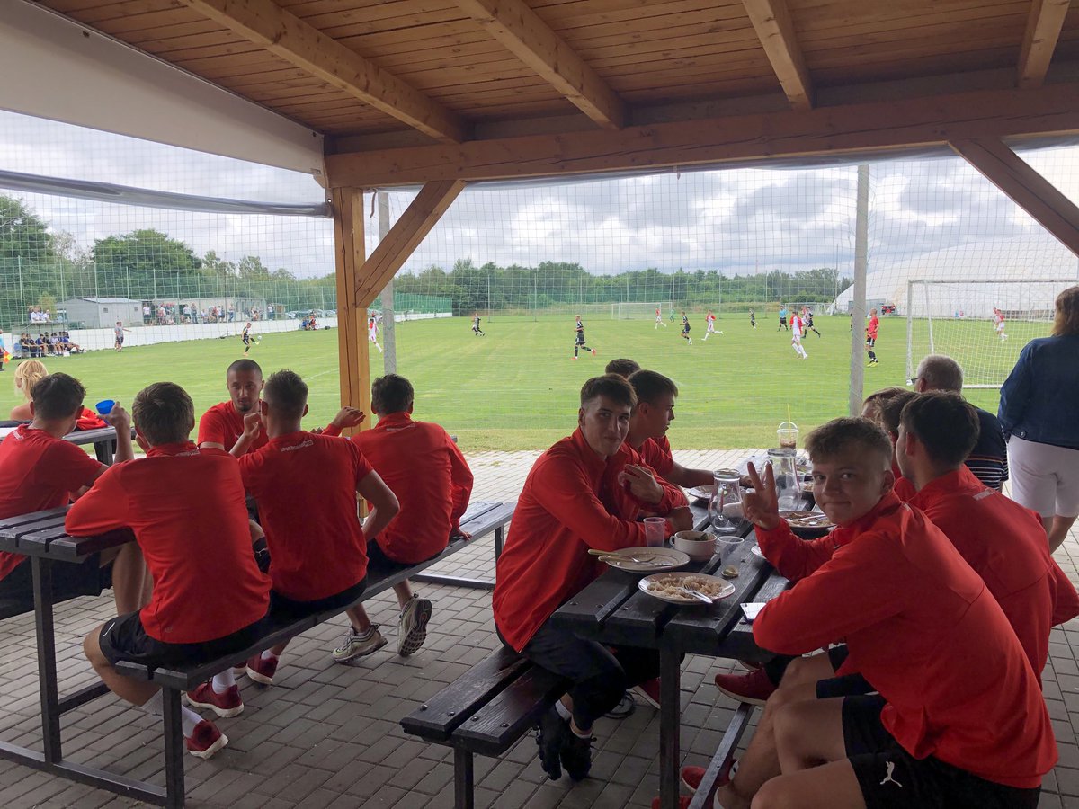 MatejLaza's tweet photo. Zaslouzeny obed po generalce na ligu. SK Dynamo ČB U19 vs. #SKSU19 2:3(1:1).
⚽️ @denis_visinsky
⚽️ Prebsl
⚽️ @denisalijagic8
#priprava #AKA #mladepusky #Sloziste #houpacka https://t.co/e2TMbqcHAt
