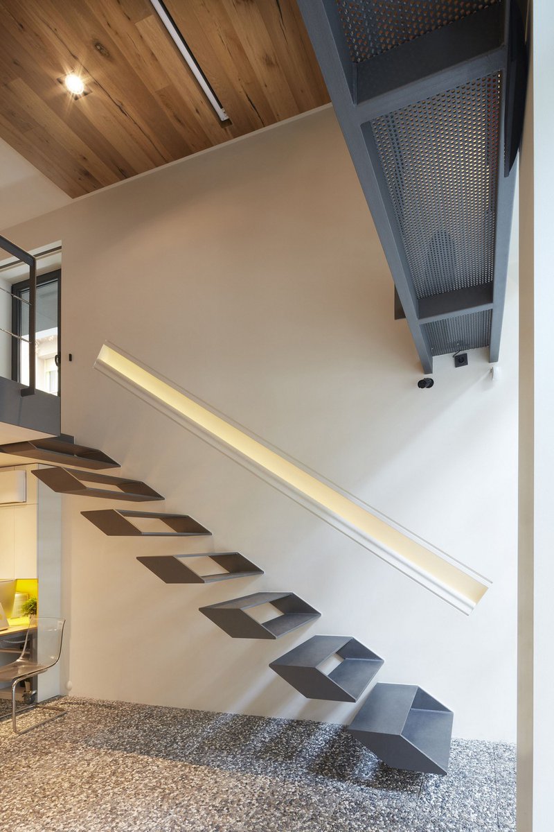 e_architect's tweet photo. I love these 'floating' metal stairs!

- Studio Loft İzmir, Turkey:

https://t.co/NiuLkYoJri

#StudioLoft #İzmir #Turkey #interiordesign #stairs #loft https://t.co/nAF5mjq84A