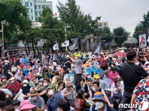 전광훈 목사를 풀어준
판사님께 묻습니다!
코로나를
어떻게 하시겠습니까?