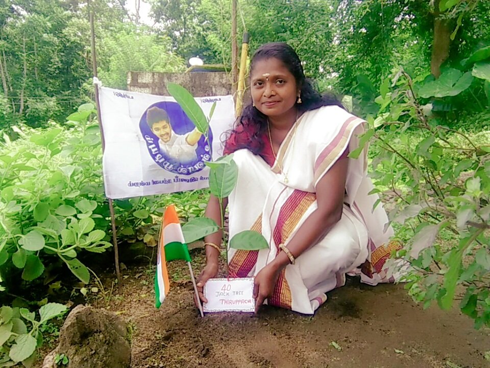 bindhu_i's tweet photo. 💙 THALAPATHY VIJAY MAKKAL IYAKKAM THIRUVANANTHAPURAM MAVATTA MAGALIR ANI THALAMAI 🤍

❤️ AUGUST 15  🌴
🌱💚🌱#GreenIndiaChallenge Campaign 🌱💚🌱 #IndependenceDay ❤️🤍💚 #StopNaturalDisaster 🌲🍃🌾 Let's 
Make The  Green Chain 🌱🌱🌱🌱🌱🌱🌱
#StayHome #StaySafe #
@actorvijay https://t.co/lkI8Iah3C4