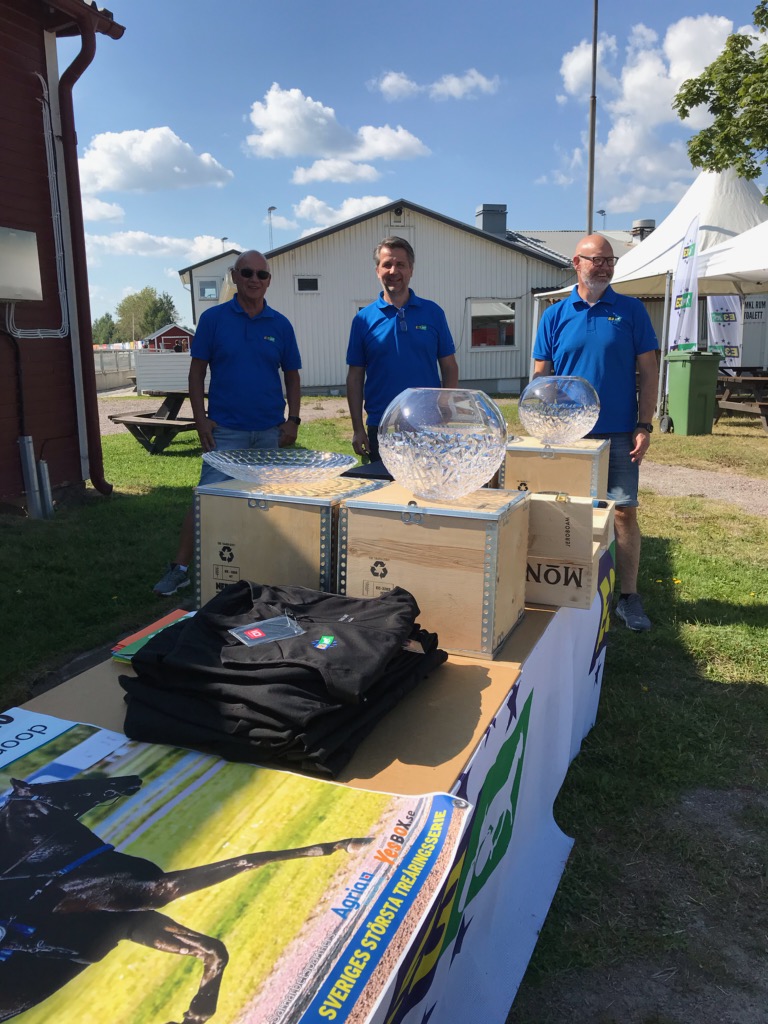E3trav's tweet photo. Prisbordet inför finalerna uppställt. Hästskötarna kommer hit för att få sin väst och en vepa på sin ögonsten. E3 bjuder finaldeltagarna på mat &amp; dryck. E3 bjuder även alla startande hästskötare idag på en "goodiebag" för att klara denna högsommarvärme! Lycka till 🐴 https://t.co/qW0l2tyf7m