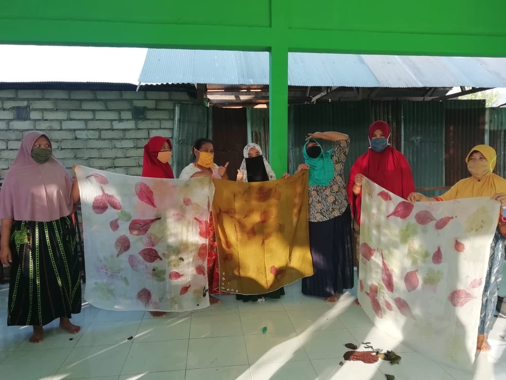 LinjamsosOke's tweet photo. Sahabat, inilah bukti Program Kekuarga Harapan tidak hanya sekedar bantuan semata tp juga pemberdayaan. Ibu-ibu penerima PKH di Lombok Utara, hari ini diajarkan Pembuatan Kain Eco Print @juliaribatubara @KemensosRI @kemsos_pkh @fadjroeL @RadioElshinta @pkhnusantara @PkhJateng https://t.co/6TahPKbhxW