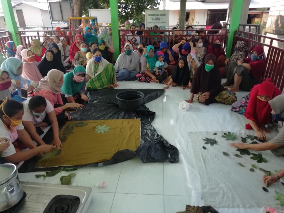 LinjamsosOke's tweet photo. Sahabat, inilah bukti Program Kekuarga Harapan tidak hanya sekedar bantuan semata tp juga pemberdayaan. Ibu-ibu penerima PKH di Lombok Utara, hari ini diajarkan Pembuatan Kain Eco Print @juliaribatubara @KemensosRI @kemsos_pkh @fadjroeL @RadioElshinta @pkhnusantara @PkhJateng https://t.co/6TahPKbhxW