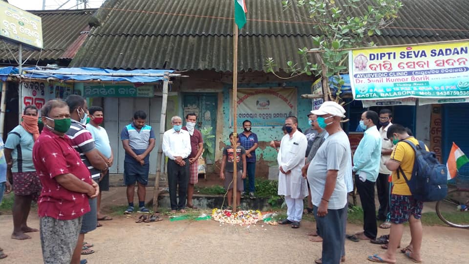 BJD4Balasore's tweet photo. ବରିଷ୍ଠ ସମାଜସେବି ତଥା ବିଜେଡି ରାଜ୍ୟ ସାଧାରଣ ସମ୍ପାଦକ ଶ୍ରୀଯୁକ୍ତ ଶ୍ୟାମାପ୍ରସାଦ ବେହେରା ବସ୍ତାରେ ବିବେକାନନ୍ଦ ଶିକ୍ଷାକେନ୍ଦ୍ର ,ବସ୍ତା ପ୍ରେସକ୍ଲବ ଓ ବସ୍ତା ଦୀନଦୟାଲ କୋପରେଟିଭ ଠାରେ ଜାତୀୟ ପତକା ଉତ୍ତୋଳନ କରି ଆଜି ଦିବସର ମହତ୍ୱ ଉପରେ ଆଲୋକପାତ କରିଥିଲେ । 
@Naveen_Odisha 
@bjd_odisha https://t.co/1IXhPDNyw6