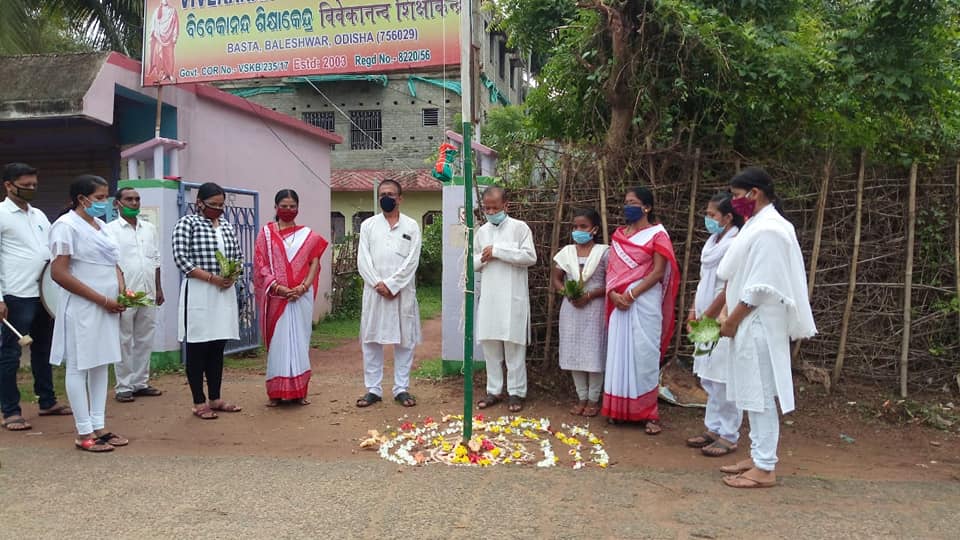 BJD4Balasore's tweet photo. ବରିଷ୍ଠ ସମାଜସେବି ତଥା ବିଜେଡି ରାଜ୍ୟ ସାଧାରଣ ସମ୍ପାଦକ ଶ୍ରୀଯୁକ୍ତ ଶ୍ୟାମାପ୍ରସାଦ ବେହେରା ବସ୍ତାରେ ବିବେକାନନ୍ଦ ଶିକ୍ଷାକେନ୍ଦ୍ର ,ବସ୍ତା ପ୍ରେସକ୍ଲବ ଓ ବସ୍ତା ଦୀନଦୟାଲ କୋପରେଟିଭ ଠାରେ ଜାତୀୟ ପତକା ଉତ୍ତୋଳନ କରି ଆଜି ଦିବସର ମହତ୍ୱ ଉପରେ ଆଲୋକପାତ କରିଥିଲେ । 
@Naveen_Odisha 
@bjd_odisha https://t.co/1IXhPDNyw6