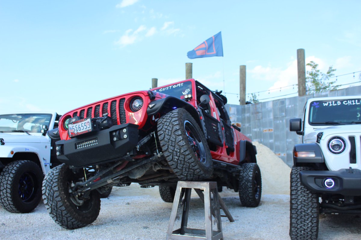 RachelF11345672's tweet photo. @JeepWavers My beast flexin for the 1st time! https://t.co/HDwj0nDXr3