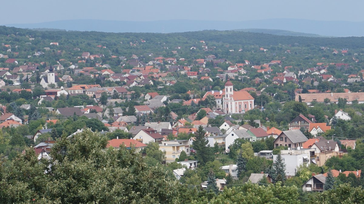 Travessy2's tweet photo. A panoramic view of Balatonalmádi, Hungary

#Hungary #balatonalmádi #Travel #travelphotography https://t.co/4hSQvH9U15