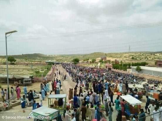 imtiazchandyo's tweet photo. ایک ضروری اطلاع۔۔
یہ سیاح تھر میں بارشوں کے بعد سرسبز صحرا کو دیکھنے جاتے ہیں۔ 
کچھ لوگ ایسا تاثر دے رہے ہیں جیسے حکومت سندھ یا محکمہ سیاحت نے کوئی بڑا تیر مار لیا ہو۔اس محکمے کا ایک ٹکے کا کردار نہیں۔ یہ سب قدرت والے کا کرشمہ ہے۔ جب راستے نہیں تھے تب بھی بڑی تعداد جاتی تھی۔🙏😂 https://t.co/na9LsAgWtd