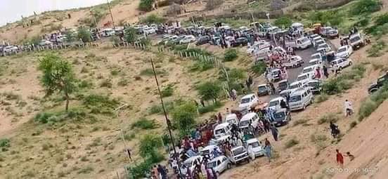 imtiazchandyo's tweet photo. ایک ضروری اطلاع۔۔
یہ سیاح تھر میں بارشوں کے بعد سرسبز صحرا کو دیکھنے جاتے ہیں۔ 
کچھ لوگ ایسا تاثر دے رہے ہیں جیسے حکومت سندھ یا محکمہ سیاحت نے کوئی بڑا تیر مار لیا ہو۔اس محکمے کا ایک ٹکے کا کردار نہیں۔ یہ سب قدرت والے کا کرشمہ ہے۔ جب راستے نہیں تھے تب بھی بڑی تعداد جاتی تھی۔🙏😂 https://t.co/na9LsAgWtd