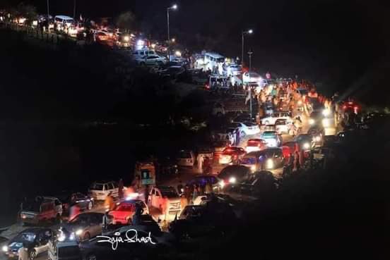imtiazchandyo's tweet photo. ایک ضروری اطلاع۔۔
یہ سیاح تھر میں بارشوں کے بعد سرسبز صحرا کو دیکھنے جاتے ہیں۔ 
کچھ لوگ ایسا تاثر دے رہے ہیں جیسے حکومت سندھ یا محکمہ سیاحت نے کوئی بڑا تیر مار لیا ہو۔اس محکمے کا ایک ٹکے کا کردار نہیں۔ یہ سب قدرت والے کا کرشمہ ہے۔ جب راستے نہیں تھے تب بھی بڑی تعداد جاتی تھی۔🙏😂 https://t.co/na9LsAgWtd