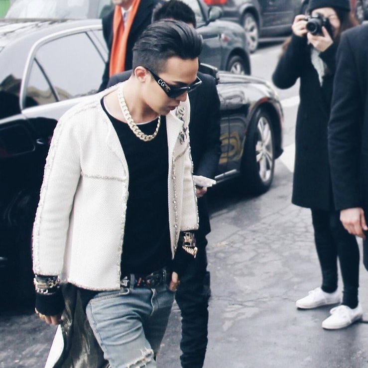 G-Dragon won Style Icon of the Year Award in 2013. He is the first solo singer to win the award undivided.