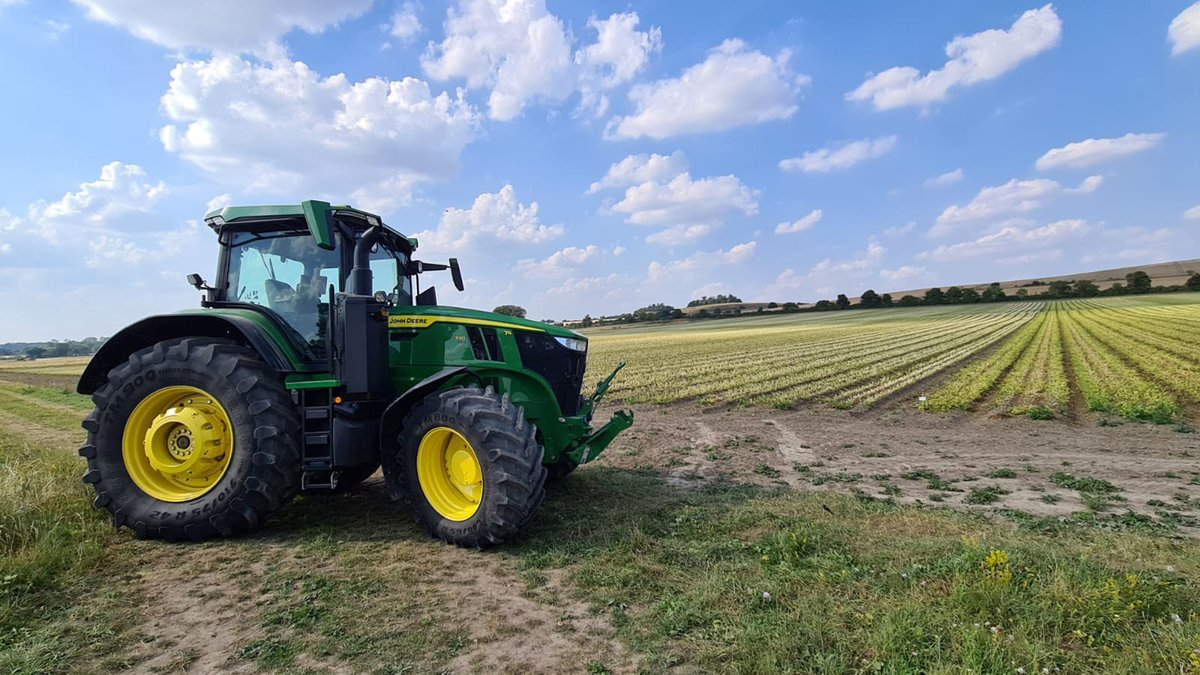 FarolLtd's tweet photo. Our very own John Deere 7R 330 Gen 2 demo unit has arrived and is already on tour around South Oxfordshire and Berkshire with Jim Bullen! Give your local Farol sales rep a call or email sales@farol.co.uk to book your demo today! #DemoTour #7R330 #Gen2 https://t.co/vzKQtMPKoL