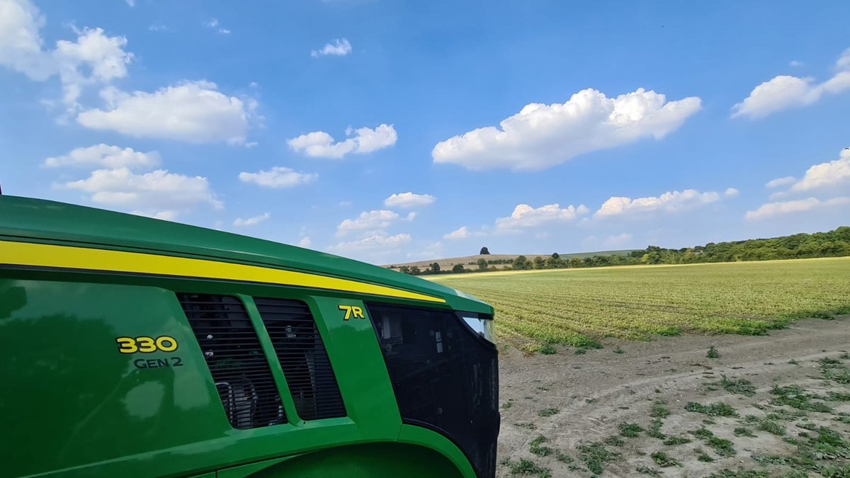 FarolLtd's tweet photo. Our very own John Deere 7R 330 Gen 2 demo unit has arrived and is already on tour around South Oxfordshire and Berkshire with Jim Bullen! Give your local Farol sales rep a call or email sales@farol.co.uk to book your demo today! #DemoTour #7R330 #Gen2 https://t.co/vzKQtMPKoL