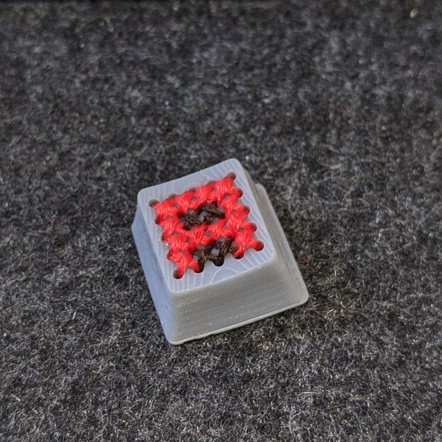 3 pic. I #3Dprinted an #embroidery keycap prototype for a mechanical keyboard ✨ ⌨️ ✨ https://t.co/WzAupPIq6D