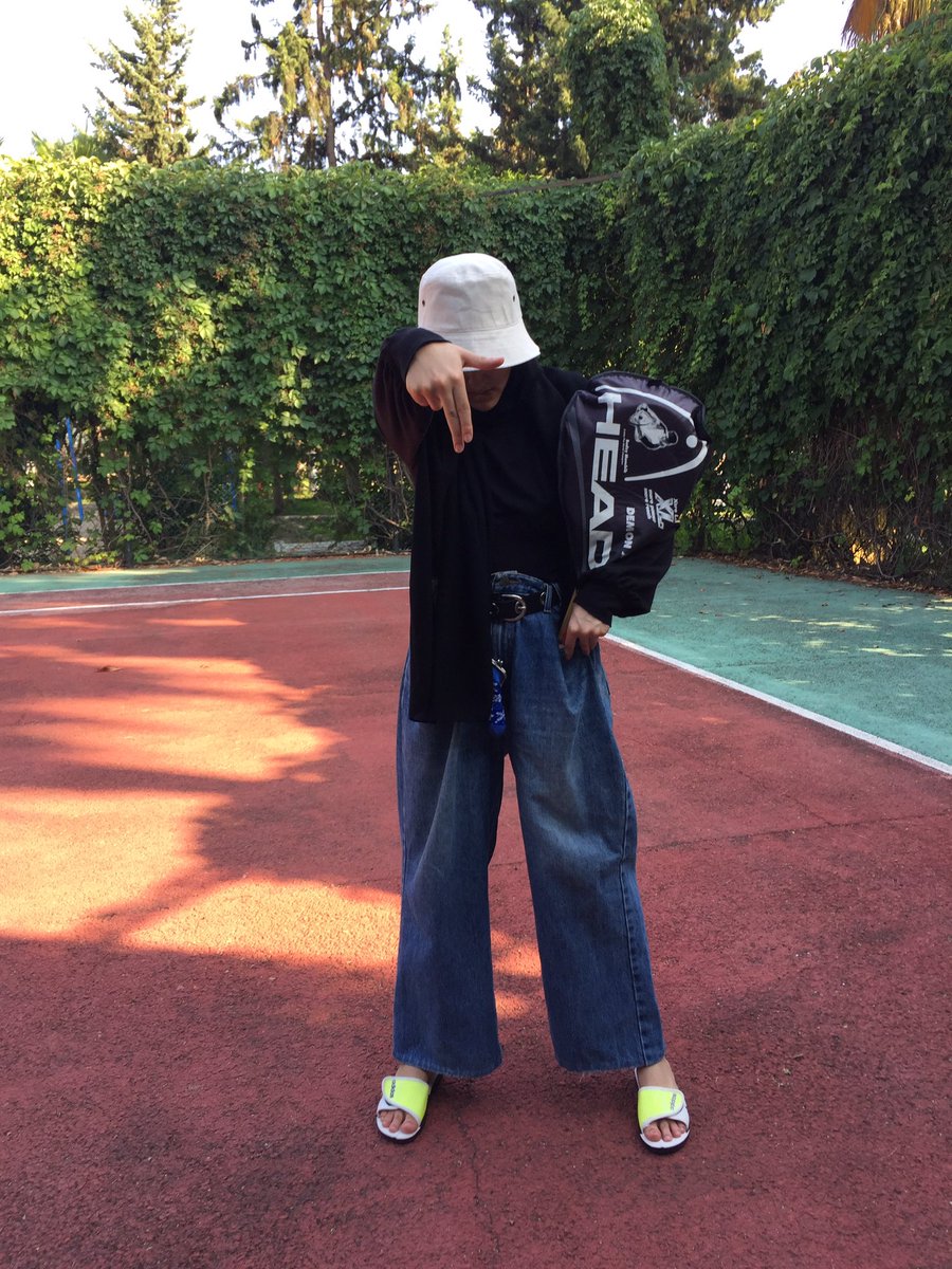 titsuckinglips's tweet photo. no ‘cause the full badminton was in my pockets https://t.co/iBRuVNPDpC