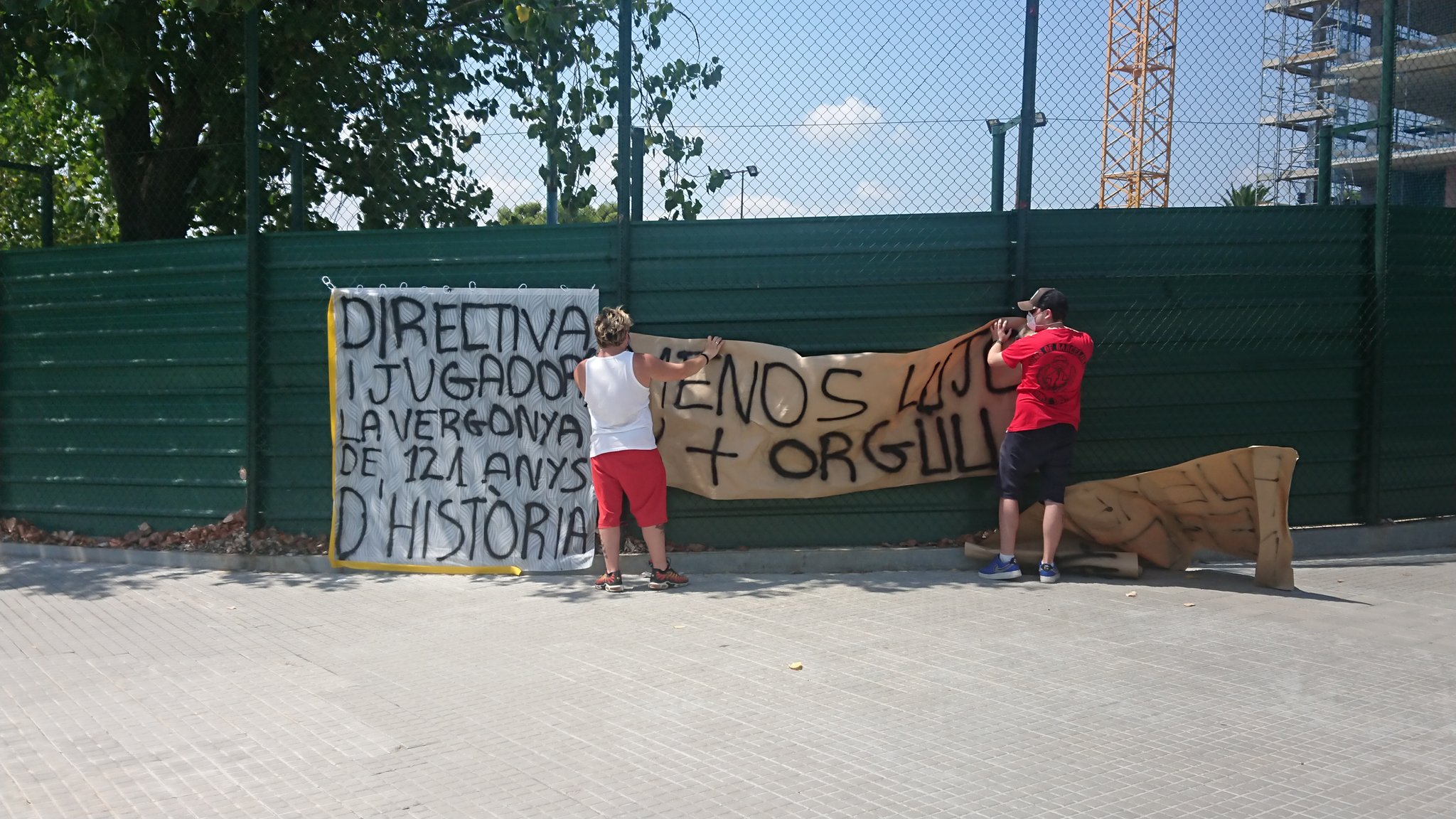 Pancartas en la llegada de los jugadores (Foto: Víctor Navarro, Cope).