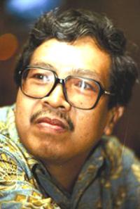 Nah, kita balik lagi ke pembahasan apa itu sejarah?. Karena banyaknya pengertian terkait sejarah, Mengerti bakal ngutip pengertian sejarah menurut Begawan sejarah Indonesia yaitu Prof. Kuntowijoyo. Menurutnya, sejarah adalah rekontruksi masa lampau