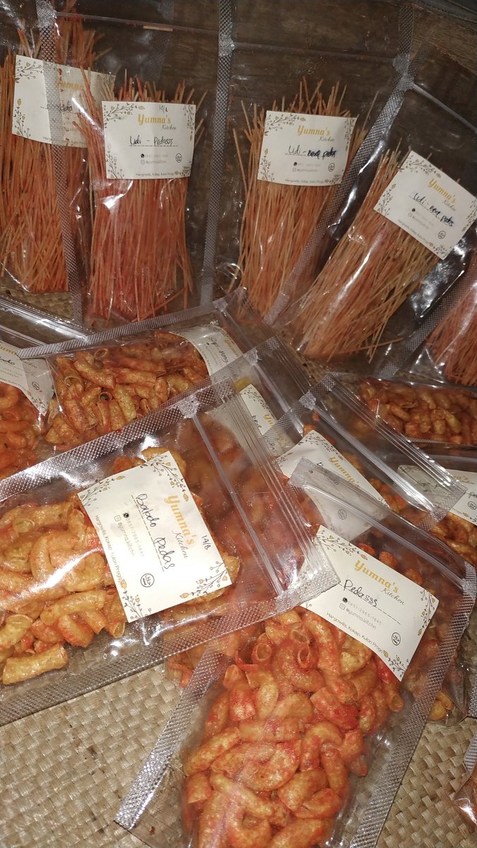 fdrdewifajar's tweet photo. @GoodLifeBCA Maaf nitip jualan yah min 🙏
Yang suka nyemil nyemil nih, temen ngopi, saya jual makaroni bantet aneka rasa, harga 5ribuan aja, bisa via shopee, minimal order 3 yakk. WhatsApp/shopee klik link yang ada di bio ig yumna.kitchn, terimakasih 🙏🙏 https://t.co/Nhk7KmCTmU
