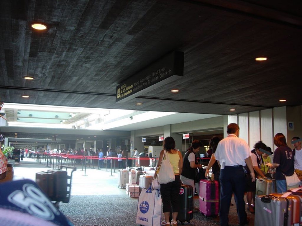 HawaiiloverRie's tweet photo. Daniel K. Inouye International Airport②
ダニエルKイノウエ国際空港🛩

三枚目の空港内の写真📷帰国する人たちの列で、この辺りにはラゲッジスケーラーがあります！２３キロまでに詰め込むのがいつも大変💦
#Hawaii #ハワイ #Danielkinouye #ダニエルkイノウエ国際空港 #ハワイの空港 https://t.co/77BttoCrL6