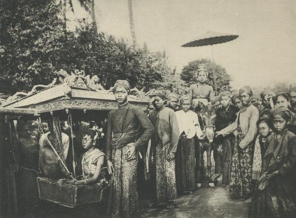 Terkait itu juga ada tiga unsur dalam sejarah yang harus ada kalau bicara sejarah, yaitu manusia, waktu, dan tempat. Sejarah harus ada manusia karena manusia memiliki tingkah laku yang membuat pengaruh terhadap kehidupan dan karena itu objek sejarah adalah manusia.  by: KITLV