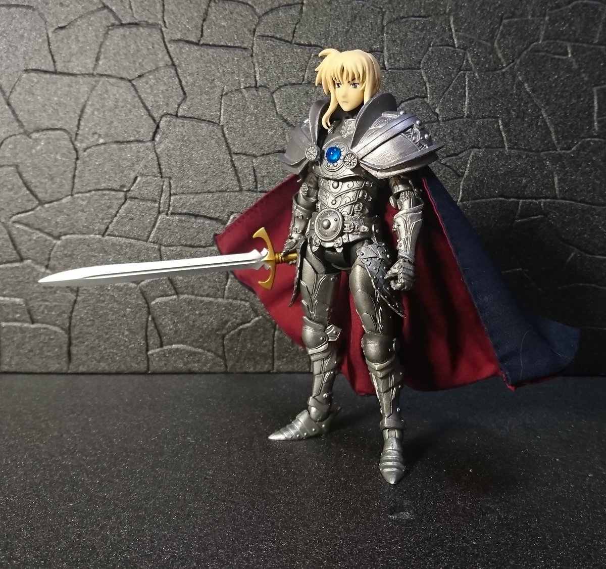 うどんday U Tvitteri できたー Mythic Legions改造で 90年代アニメ ゲームにいそうな 主人公 ハチマキ無しver っぽい誰かを作ったよ クソデカ肩アーマーと謎オーブ モミアゲだけ長い 子安感 金髪 表紺の裏地赤マント ファンタジーフィギュアで遊ぼう