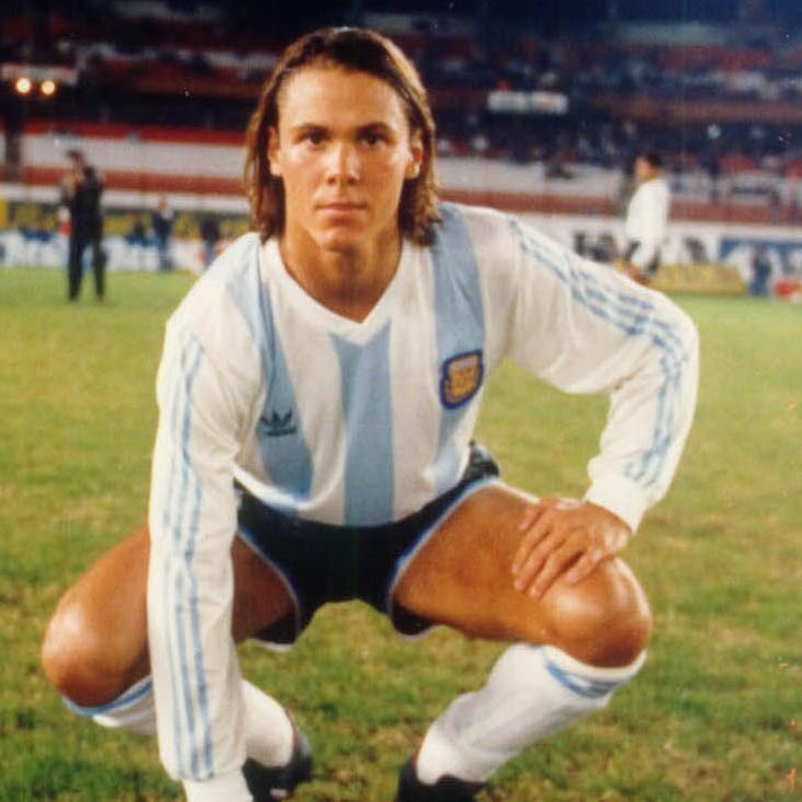 FER_REDONDO5's tweet photo. 30 años del mayor fichaje del CD Tenerife de todos los tiempos.
El 15 de agosto de 1990 empezó a gestase la contratación de #FernandoRedondo, movimiento con la que comenzaría la mejor época de la historia blanquiazul. @adidas #Redondo @CDTOficial https://t.co/amfNukQKJo
