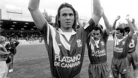 FER_REDONDO5's tweet photo. 30 años del mayor fichaje del CD Tenerife de todos los tiempos.
El 15 de agosto de 1990 empezó a gestase la contratación de #FernandoRedondo, movimiento con la que comenzaría la mejor época de la historia blanquiazul. @adidas #Redondo @CDTOficial https://t.co/amfNukQKJo
