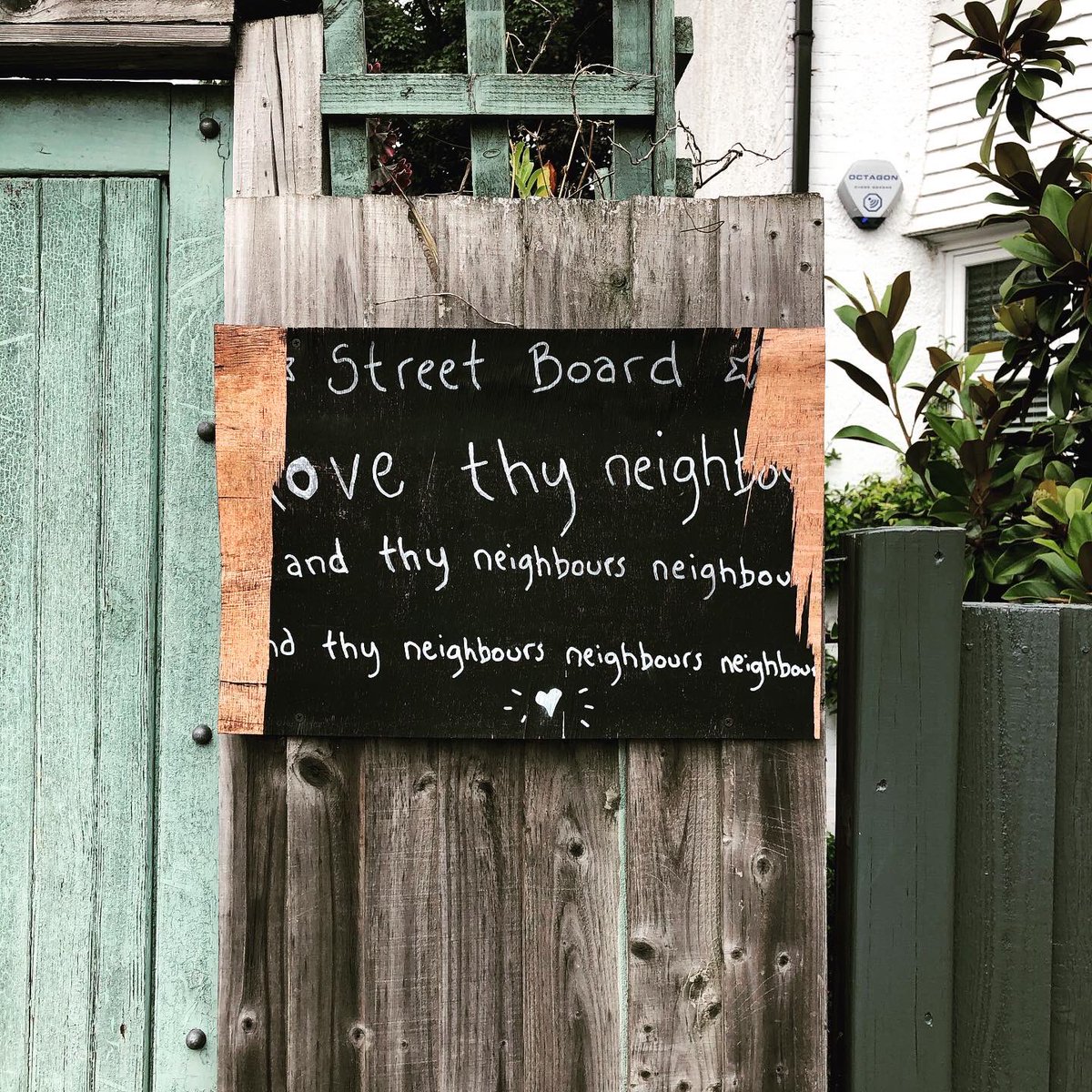 paulmcconnell's tweet photo. Love thy neighbor. https://t.co/TBJYTKZfqt