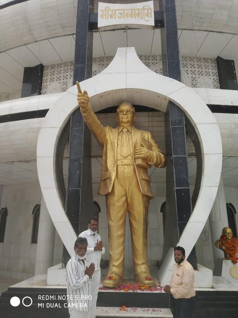 VBA_Indore's tweet photo. 74वें #स्वतंत्रता_दिवस पर #वंचित_बहुजन_आघाडी जिला #इंदौर तथा #समता_सैनिक_दल ने डॉ० अम्बेडकर प्रतिमा ए०बी० रोड इंदौर तथा #डॉ०_आंबेडकर_जन्मभूमि_स्��ारक पर माल्यार्पण कर #राष्ट्रीय_ध्वज तिरंगे को सलामी दी!
@VBAforIndia
@Prksh_Ambedkar
@VBA_tweets
@RohitJa00472924 
@Join_SSD https://t.co/GpZzb0nOOl