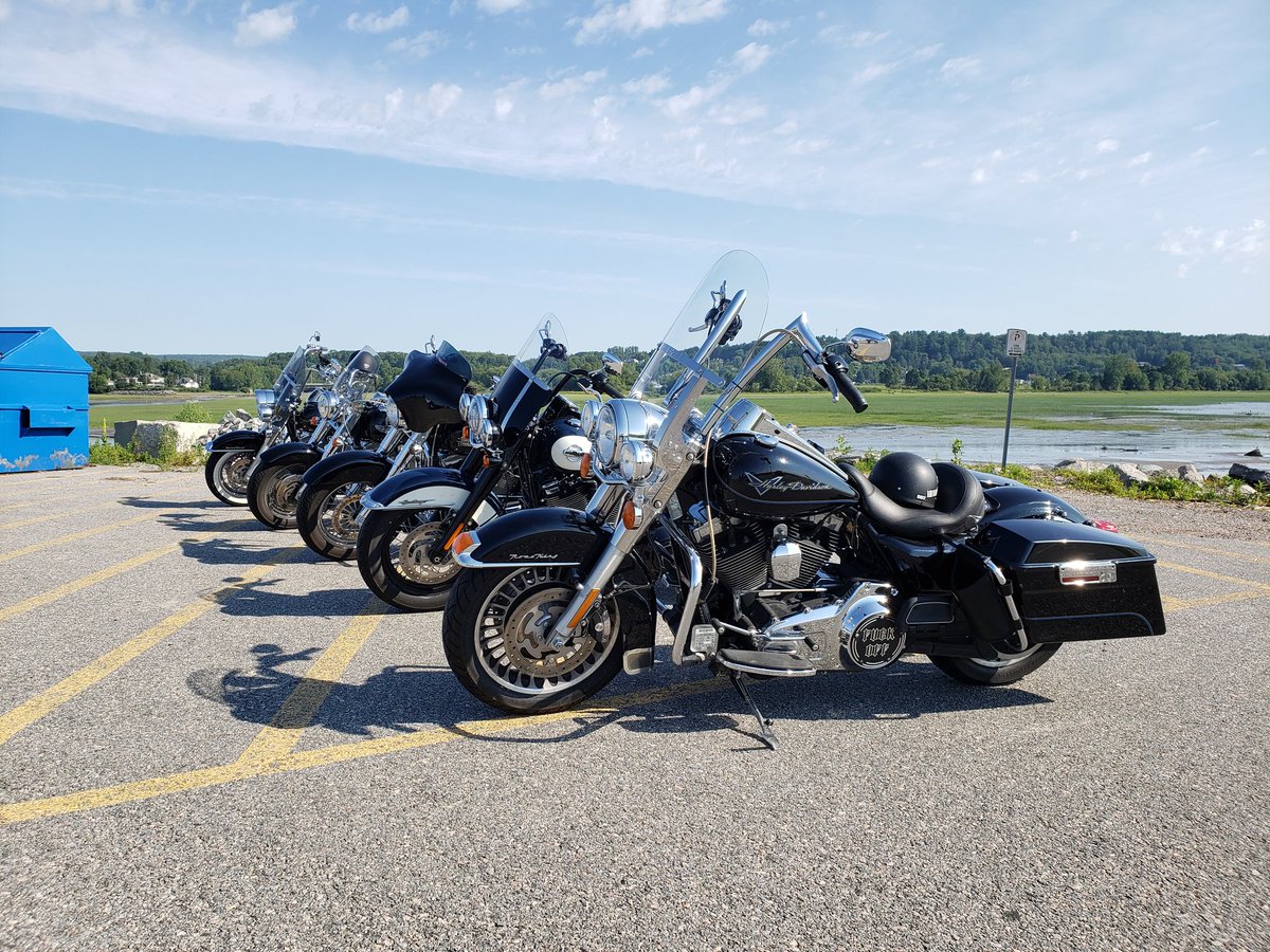 R0xsey's tweet photo. BorderLine Crew of LLMC on vacation in our Neighbouring Province of Quebec. Road trips are the best trips. #LLMC #sisterhood #Fierce12 https://t.co/ES1lG10agP