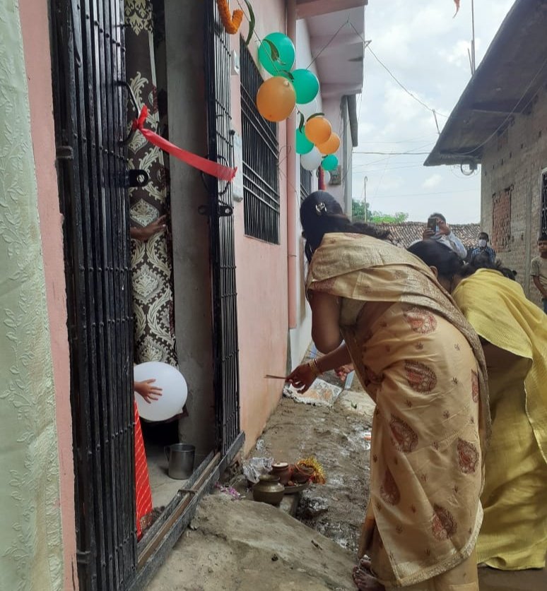 #आशियाना_खुशियों_का !!
#गृह_प्रवेश
आज स्वतंत्रता दिवस के अवसर पर झारखंड के नगर निकायों के अंतर्गत प्रधानमंत्री आवास योजना (शहरी) के  सैकड़ों लाभुकों ने अपने नवनिर्मित घरों में गृह प्रवेश किया..!
<a href="/Secretary_MoHUA/">Srinivas Katikithala</a> <a href="/PMAYUrban/">Housing For All</a> <a href="/MoHUA_India/">Ministry of Housing and Urban Affairs</a> 
<a href="/vijayajadhavias/">Vijaya Jadhav</a>