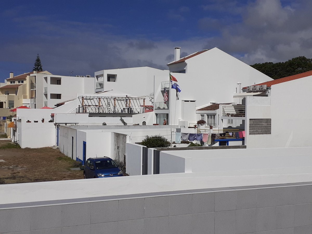 I am in São Roque, that is the first parish after Ponta Delgada. Notice the American flag of my neighbours. Weather is instable: locals say you can have the 4 seasons on a single day.Some clips of my ~30 mins walk towards Ponta Delgada city centre, where I will have lunch.4/n