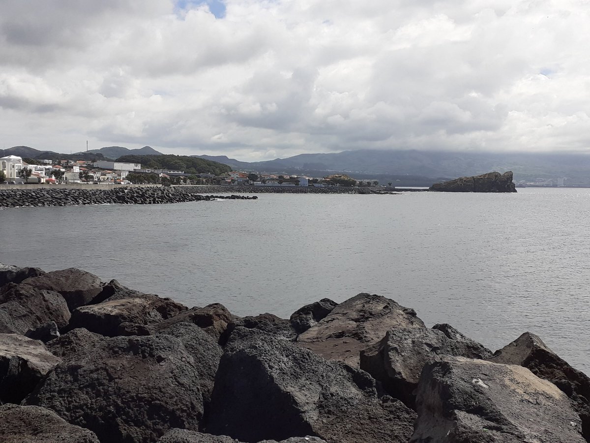 I am in São Roque, that is the first parish after Ponta Delgada. Notice the American flag of my neighbours. Weather is instable: locals say you can have the 4 seasons on a single day.Some clips of my ~30 mins walk towards Ponta Delgada city centre, where I will have lunch.4/n