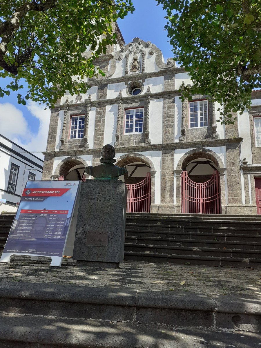 I am in São Roque, that is the first parish after Ponta Delgada. Notice the American flag of my neighbours. Weather is instable: locals say you can have the 4 seasons on a single day.Some clips of my ~30 mins walk towards Ponta Delgada city centre, where I will have lunch.4/n