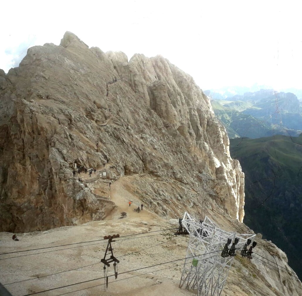 andyblanck1's tweet photo. the #ww1 battlefield at 3,000 meters with the 1st Italian line and the main trench carved into the rock in the "sacred area" of โโSerauta, Marmolada. Many people on the excursion.
#Dolomitifront https://t.co/n1qevVDysE