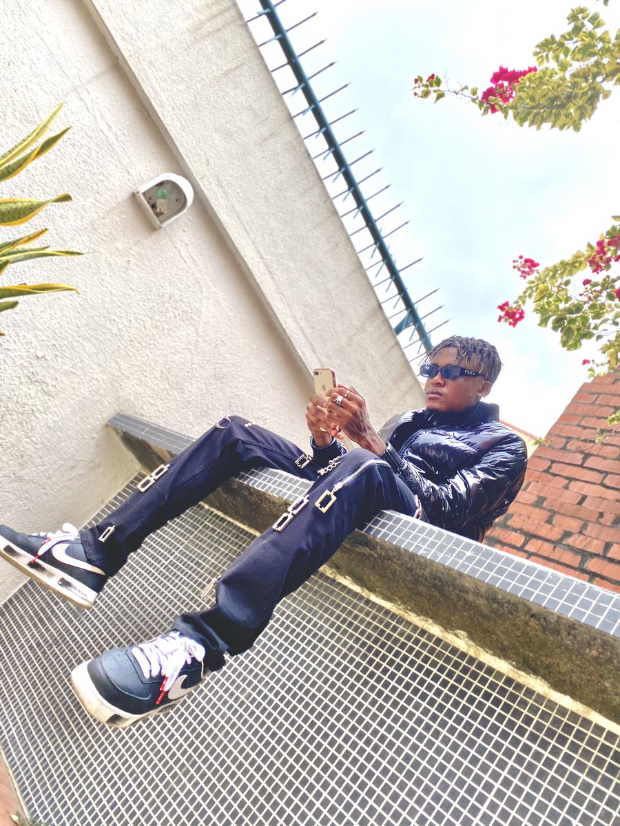 MrJean_'s tweet photo. Don't like your vibe and I go zoom, zoom, zoom....
Blowing off the roof and it go boom, boom, boom... π π₯
#RazorEp #ZoomVideo #SuperBoyCheque! https://t.co/WOTm2Wl3pE