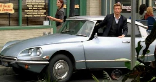 シマ メンタリストで シトロエンdsが 出演 しなくなったのも印象が変わった１つかも 魔法のジュウタン 宇宙船 と形容されるこのフランス車をジェーンが乗り回すことで そのまま キャラクターの風変りでミステリアスな味付けに貢献していたわけで